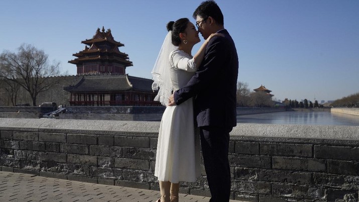 Pernikahan kembali digelar di Beijing, China. Hal ini menjadi tanda industri pernikahan yang kembali normal. (AP/Ng Han Guan)