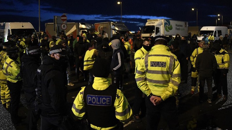Ratusan truk terjebak dalam kemacetan besar di pelabuhan Dover, pantai selatan Inggris. (AP/Michel Spingler)