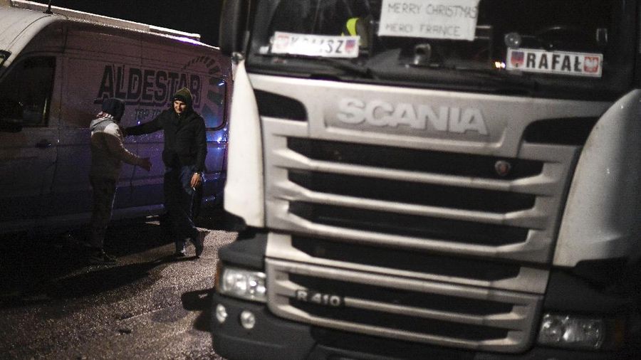 Ratusan truk terjebak dalam kemacetan besar di pelabuhan Dover, pantai selatan Inggris. (AP/Michel Spingler)