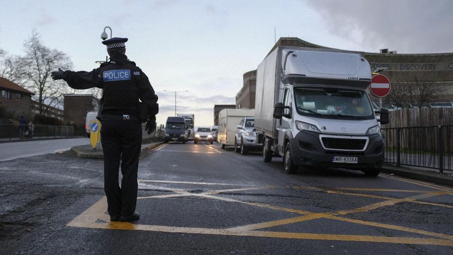 Ratusan truk terjebak dalam kemacetan besar di pelabuhan Dover, pantai selatan Inggris. (AP/Michel Spingler)