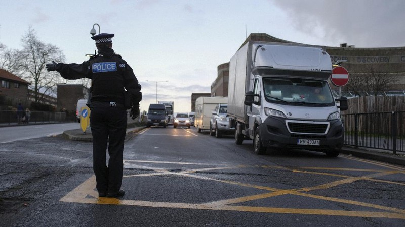 Ratusan truk terjebak dalam kemacetan besar di pelabuhan Dover, pantai selatan Inggris. (AP/Michel Spingler)