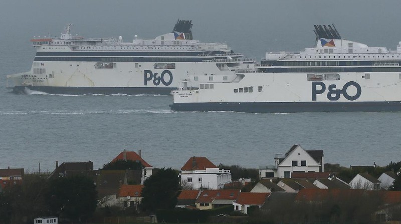 Ratusan truk terjebak dalam kemacetan besar di pelabuhan Dover, pantai selatan Inggris. (AP/Michel Spingler)