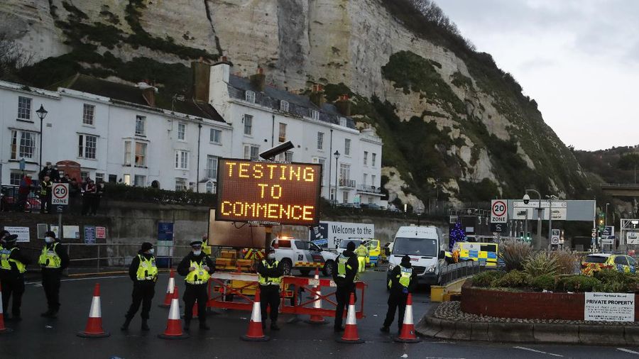 Ratusan truk terjebak dalam kemacetan besar di pelabuhan Dover, pantai selatan Inggris. (AP/Michel Spingler)