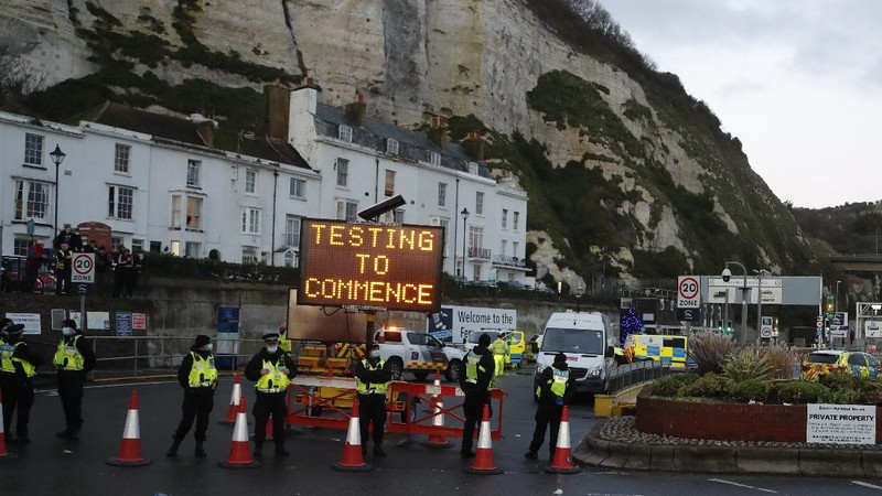 Ratusan truk terjebak dalam kemacetan besar di pelabuhan Dover, pantai selatan Inggris. (AP/Michel Spingler)