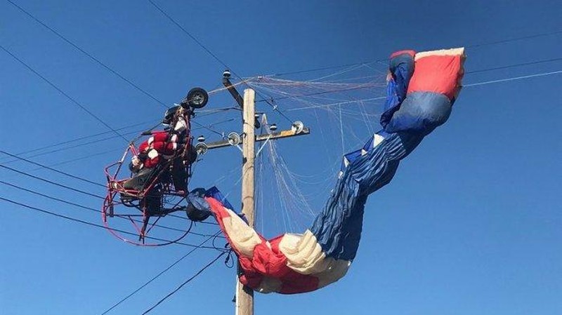 eorang pria dengan kostum Sinterklas nyangkut di tiang listrik setelah lepas landas di dekat sekolah di Rio Linda,California sekitar pukul 11 pagi waktu setempat. AP/