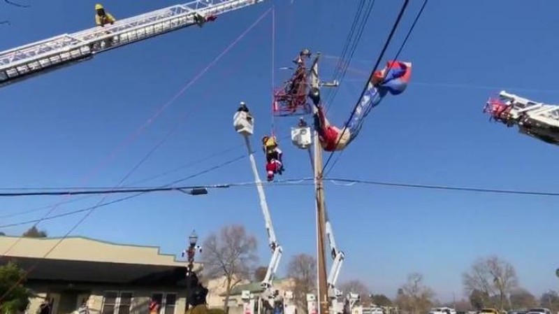 eorang pria dengan kostum Sinterklas nyangkut di tiang listrik setelah lepas landas di dekat sekolah di Rio Linda,California sekitar pukul 11 pagi waktu setempat. AP/