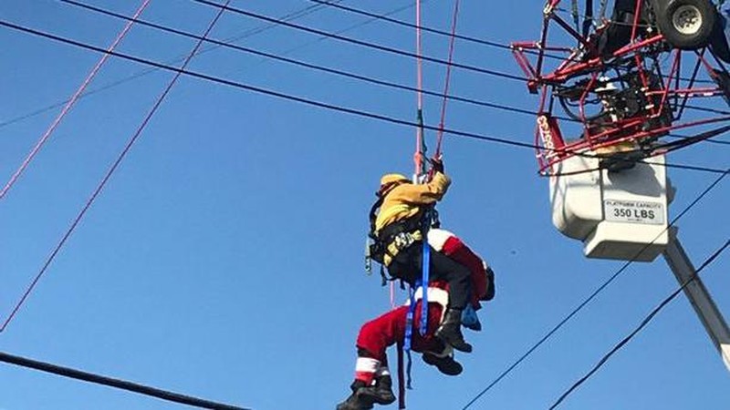 eorang pria dengan kostum Sinterklas nyangkut di tiang listrik setelah lepas landas di dekat sekolah di Rio Linda,California sekitar pukul 11 pagi waktu setempat. AP/