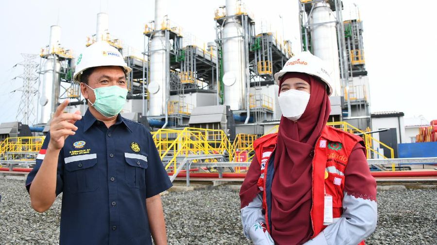 Kepala BPH Migas M. Fanshurullah Asa bersama Logistic Division, PT Indonesia Power, Agustina saat meninjau Rencana
 Lokasi Tie In Pipa PT. Pertama Daya Gas ke Pipa PT. Malamoi Olom Wobok di PLTMG PT. Indonesia Power Sorong, Papua Barat, (25/11/20).