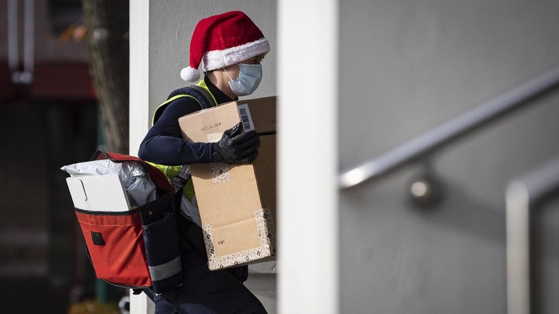 Santa, Robert Carroll, M.D., an Emergency Medicine Specialist with Manchester Memorial Hospital, administers the Pfizer-BioNTech vaccine to R.N. Diana Flebeau, a front-line healthcare worker, Wednesday, Dec. 16, 2020, in Manchester, Conn.   (Jim Michaud/Journal Inquirer via AP)
