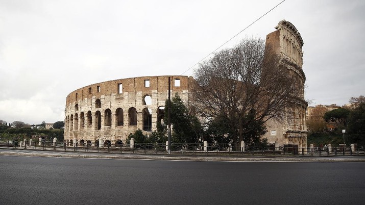 Virus Outbreak Italy Restrictions The area around the Colosseum looks deserted, in Rome, Thursday, Dec. 24, 2020. Italy went into a modified nationwide lockdown Thursday for the Christmas and New Year period, with restrictions on personal movement and commercial activity similar to the 10 weeks of hard lockdown Italy imposed from March to May when the country became the epicenter of the outbreak in Europe. (Cecilia Fabiano/LaPresse via AP)