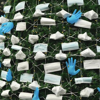 Unik, Pohon Natal Ini Berhiaskan Masker dan Peralatan Medis