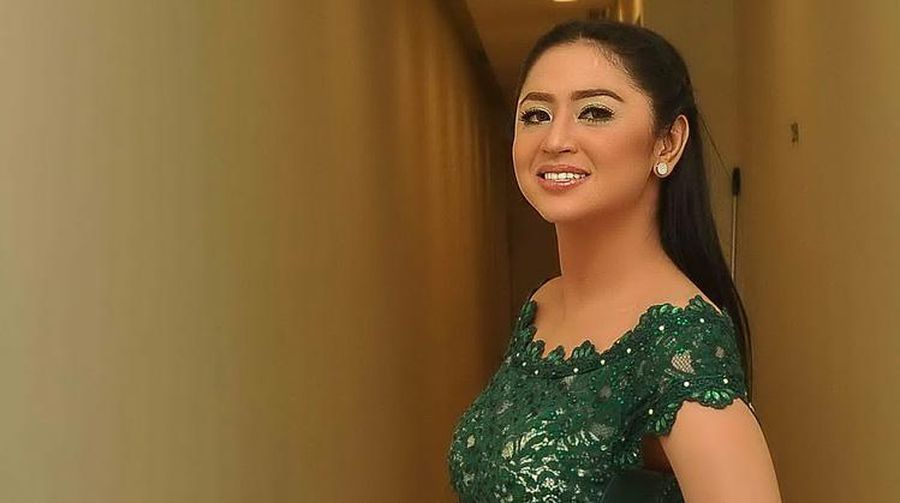 dewi perssik (Ist Detik Hot)