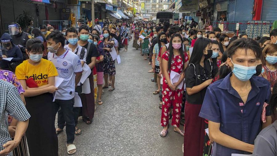Tes corona di pasar seafood Thailand (AP Photo/Jerry Harmer)