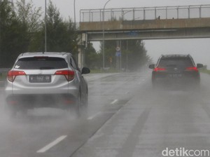 Awas! Aquaplaning Bikin Mobil Melintir, Lakukan Ini saat Hujan