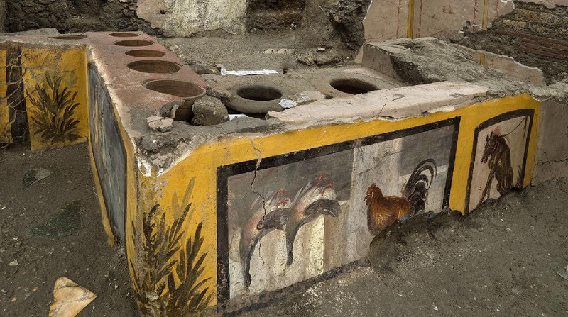 Bar berusia lebih dari 2.000 tahun ditemukan di Pompeii, Italia. Bar dalam keadaan terawat, meski tertutup abu vulkanik bekas letusan gunung api tahun 79 masehi. (AP/Luigi Spina)
