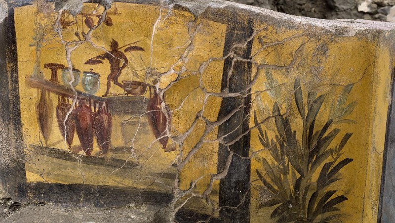 Bar berusia lebih dari 2.000 tahun ditemukan di Pompeii, Italia. Bar dalam keadaan terawat, meski tertutup abu vulkanik bekas letusan gunung api tahun 79 masehi. (AP/Luigi Spina)