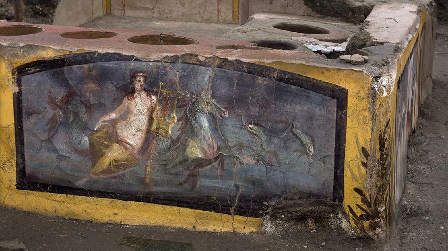 Bar berusia lebih dari 2.000 tahun ditemukan di Pompeii, Italia. Bar dalam keadaan terawat, meski tertutup abu vulkanik bekas letusan gunung api tahun 79 masehi. (AP/Luigi Spina)