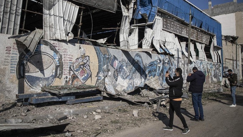 Israel menyerang sejumlah lokasi di Gaza setelah gerilyawan Palestina menembakkan roket. (AP/Khalil Hamra)