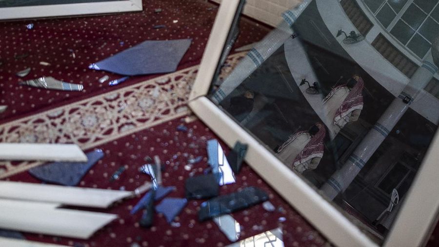 Israel menyerang sejumlah lokasi di Gaza setelah gerilyawan Palestina menembakkan roket. (AP/Khalil Hamra)