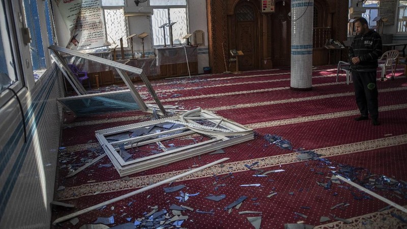 Israel menyerang sejumlah lokasi di Gaza setelah gerilyawan Palestina menembakkan roket. (AP/Khalil Hamra)