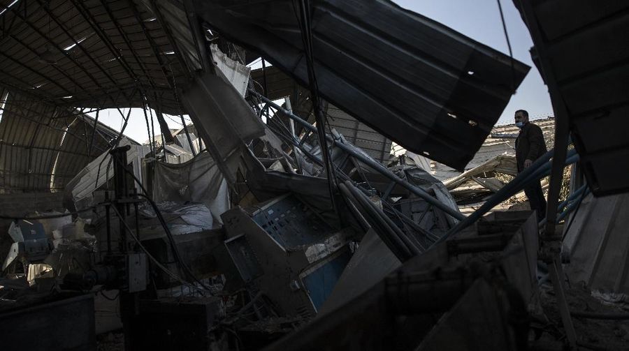 Israel menyerang sejumlah lokasi di Gaza setelah gerilyawan Palestina menembakkan roket. (AP/Khalil Hamra)