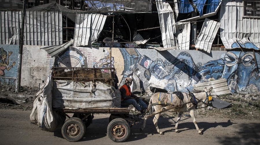 Israel menyerang sejumlah lokasi di Gaza setelah gerilyawan Palestina menembakkan roket. (AP/Khalil Hamra)