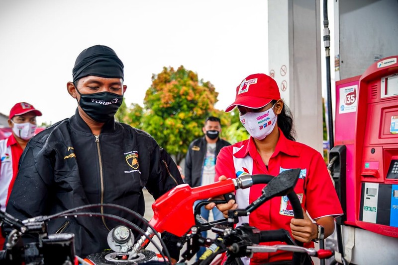 Pengendara motor mengatre untuk mengisi bahan bakar Pertalite di Stasiun Pengisian Bahan Bakar Umum (SPBU) kawasan Pondok Cabe, Tangerang Selatan, Banten, Kamis (17/9/2020). (CNBC Indonesia/Andrean Kristianto) Pengendara motor mengatre untuk mengisi bahan bakar Pertalite di Stasiun Pengisian Bahan Bakar Umum (SPBU) kawasan Pondok Cabe, Tangerang Selatan, Banten, Kamis (17/9/2020). (CNBC Indonesia/Andrean Kristianto)