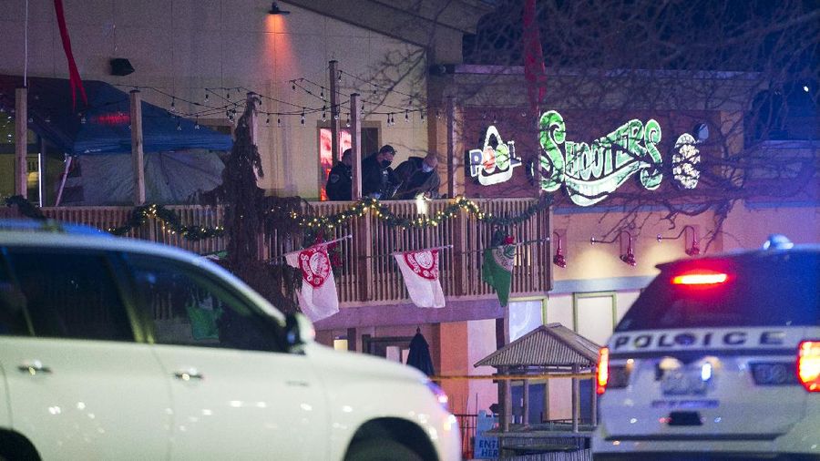 Sebanyak tiga orang tewas dan tiga lainnya terluka dalam penembakan yang menargetkan ke sebuah arena boling di Illinois, AS. (AP/Scott P. Yates)