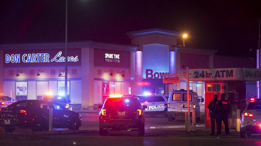Sebanyak tiga orang tewas dan tiga lainnya terluka dalam penembakan yang menargetkan ke sebuah arena boling di Illinois, AS. (AP/Scott P. Yates)