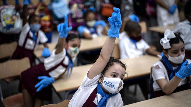 Foto terbaik AP 2020, Seorang anak yang mengenakan masker untuk melindungi diri dari virus korona berada di tepi Sungai Yangtze di Wuhan di provinsi Hubei China tengah pada. (AP/Ng Han Guan)