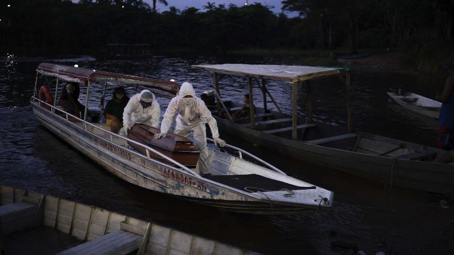 Foto terbaik AP 2020, Seorang anak yang mengenakan masker untuk melindungi diri dari virus korona berada di tepi Sungai Yangtze di Wuhan di provinsi Hubei China tengah pada. (AP/Ng Han Guan)