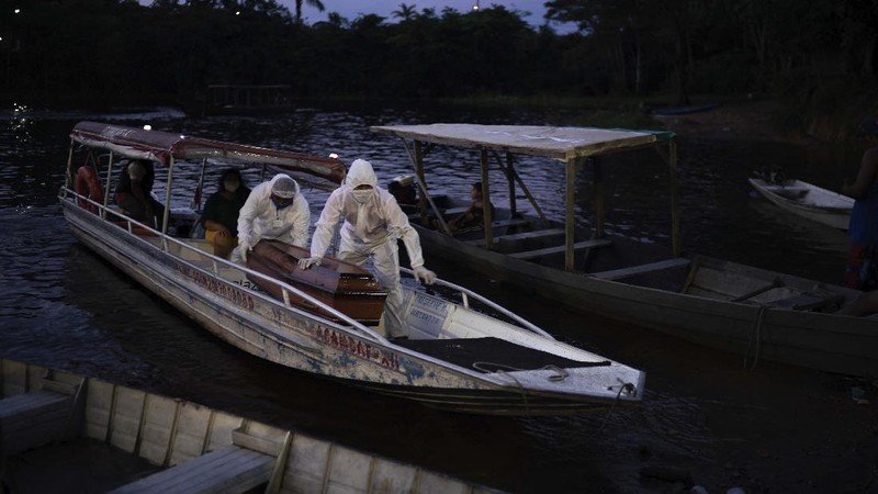 Foto terbaik AP 2020, Seorang anak yang mengenakan masker untuk melindungi diri dari virus korona berada di tepi Sungai Yangtze di Wuhan di provinsi Hubei China tengah pada. (AP/Ng Han Guan)