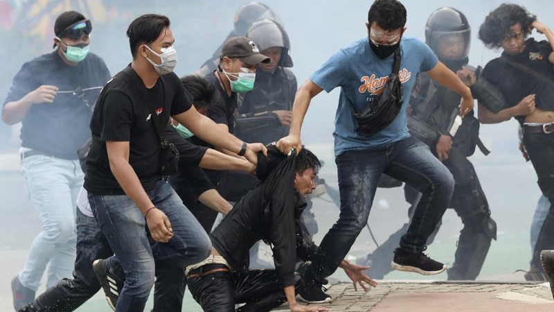 Foto terbaik AP 2020, Seorang anak yang mengenakan masker untuk melindungi diri dari virus korona berada di tepi Sungai Yangtze di Wuhan di provinsi Hubei China tengah pada. (AP/Ng Han Guan)