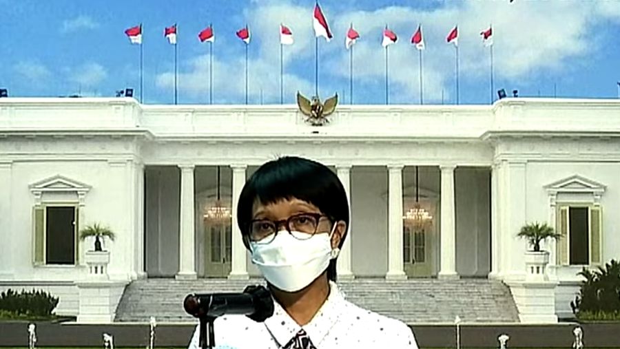 Menteri Luar Negeri Retno Marsudi dan Juru Bicara Satuan Tugas Penanganan Covid-19 Prof. Wiku Adisasmito memberikan keterangan pers di Kantor Presiden, Jakarta, 28 Desember 2020. (Tangkapan layar Setpres RI)
