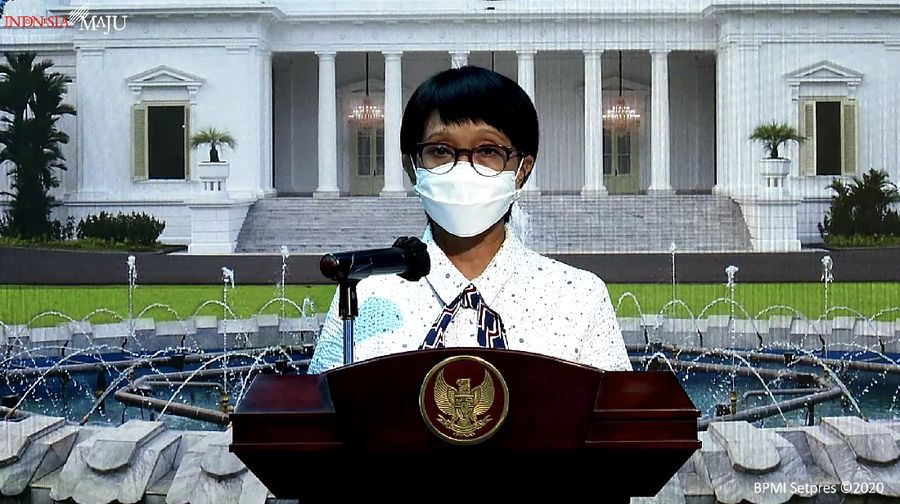 Menteri Luar Negeri Retno Marsudi dan Juru Bicara Satuan Tugas Penanganan Covid-19 Prof. Wiku Adisasmito memberikan keterangan pers di Kantor Presiden, Jakarta, 28 Desember 2020. (Tangkapan layar Setpres RI)