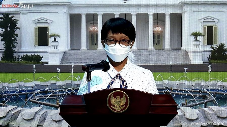 Menteri Luar Negeri Retno Marsudi dan Juru Bicara Satuan Tugas Penanganan Covid-19 Prof. Wiku Adisasmito memberikan keterangan pers di Kantor Presiden, Jakarta, 28 Desember 2020. (Tangkapan layar Setpres RI)