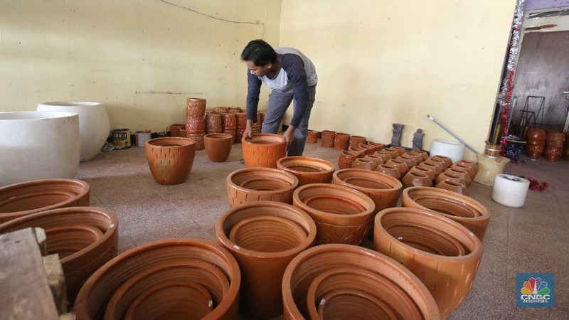 Perajin Pot Gerabah. (CNBC Indonesia/ Muhammad Sabki)