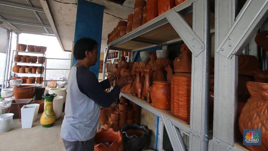 Perajin Pot Gerabah. (CNBC Indonesia/ Muhammad Sabki)
