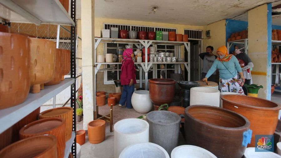 Perajin Pot Gerabah. (CNBC Indonesia/ Muhammad Sabki)