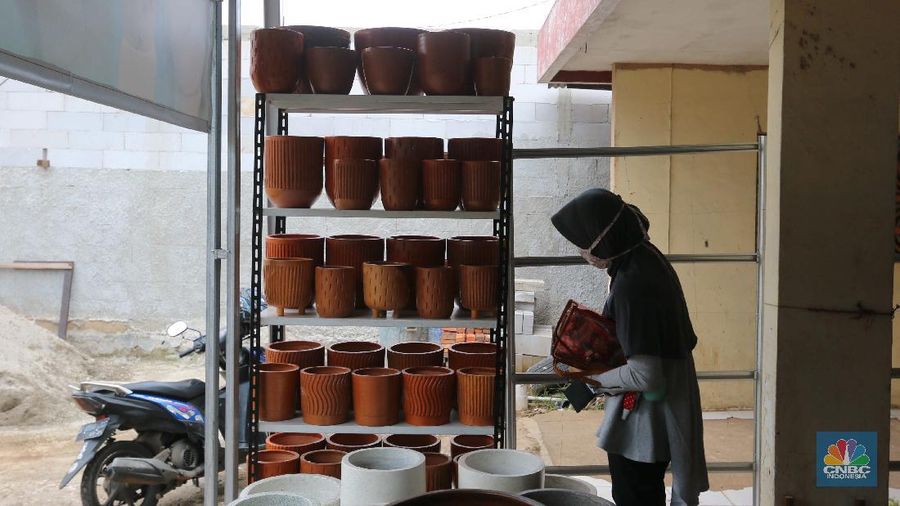 Perajin Pot Gerabah. (CNBC Indonesia/ Muhammad Sabki)
