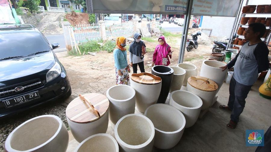 Perajin Pot Gerabah. (CNBC Indonesia/ Muhammad Sabki)
