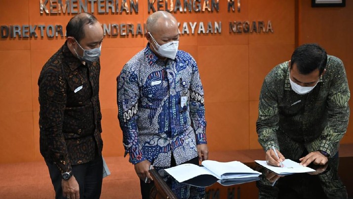 PT Krakatau Steel (Persero) Tbk hari ini menandatangani Perjanjian Penerbitan Obligasi Wajib Konversi (OWK) sehubungan Investasi Pemerintah Dalam Rangka Program Pemulihan Ekonomi Nasional (PEN) dengan PT Sarana Multi Infrastruktur (Persero) (PT SMI) selaku pelaksana investasi. Dok: Istimewa PT Krakatau Steel (Persero) Tbk hari ini menandatangani Perjanjian Penerbitan Obligasi Wajib Konversi (OWK) sehubungan Investasi Pemerintah Dalam Rangka Program Pemulihan Ekonomi Nasional (PEN) dengan PT Sarana Multi Infrastruktur (Persero) (PT SMI) selaku pelaksana investasi. Dok: Istimewa