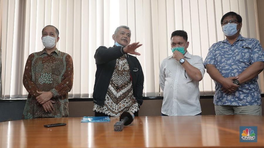 Sejumlah nasabah dan agen PT Asuransi Jiwa Bersama (AJB) Bumiputera 1912 berdialog mengenai penolakan terhadap Badan Perwakilan Anggota Nomor : 26/BPA-RUA/XII/2020 di Kantor Wisma Bumiputera, (CNBC Indonesia/ Muhammad Sabki)