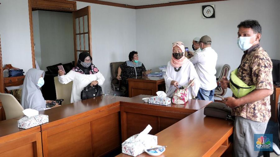 Sejumlah nasabah dan agen PT Asuransi Jiwa Bersama (AJB) Bumiputera 1912 berdialog mengenai penolakan terhadap Badan Perwakilan Anggota Nomor : 26/BPA-RUA/XII/2020 di Kantor Wisma Bumiputera, (CNBC Indonesia/ Muhammad Sabki)