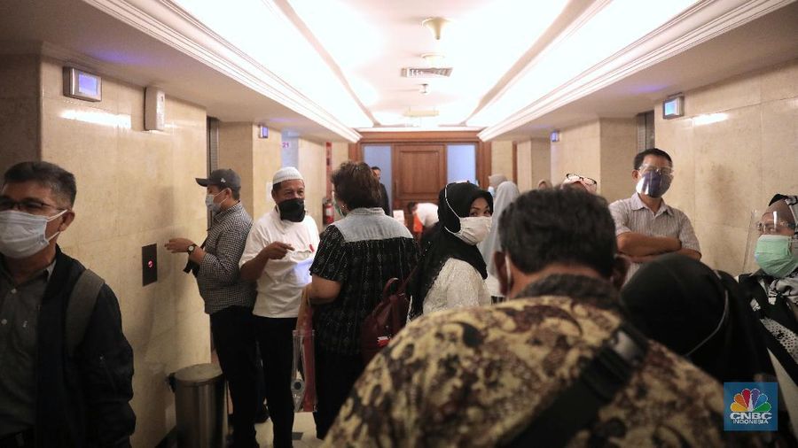 Sejumlah nasabah dan agen PT Asuransi Jiwa Bersama (AJB) Bumiputera 1912 berdialog mengenai penolakan terhadap Badan Perwakilan Anggota Nomor : 26/BPA-RUA/XII/2020 di Kantor Wisma Bumiputera, (CNBC Indonesia/ Muhammad Sabki)