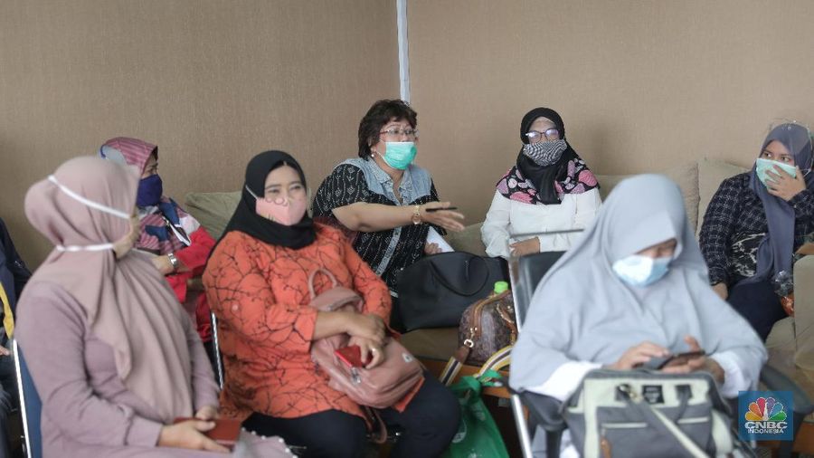 Sejumlah nasabah dan agen PT Asuransi Jiwa Bersama (AJB) Bumiputera 1912 berdialog mengenai penolakan terhadap Badan Perwakilan Anggota Nomor : 26/BPA-RUA/XII/2020 di Kantor Wisma Bumiputera, (CNBC Indonesia/ Muhammad Sabki)