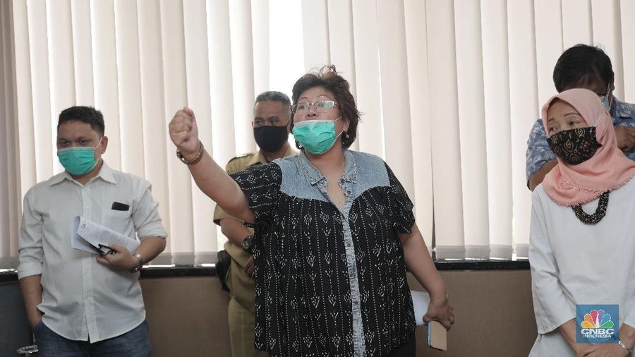 Sejumlah nasabah dan agen PT Asuransi Jiwa Bersama (AJB) Bumiputera 1912 berdialog mengenai penolakan terhadap Badan Perwakilan Anggota Nomor : 26/BPA-RUA/XII/2020 di Kantor Wisma Bumiputera, (CNBC Indonesia/ Muhammad Sabki)