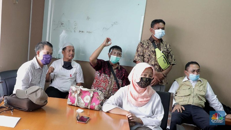 Sejumlah nasabah dan agen PT Asuransi Jiwa Bersama (AJB) Bumiputera 1912 berdialog mengenai penolakan terhadap Badan Perwakilan Anggota Nomor : 26/BPA-RUA/XII/2020 di Kantor Wisma Bumiputera, (CNBC Indonesia/ Muhammad Sabki)