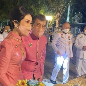 Potret Raja Thailand & Selir Sineenat Makin Mesra di Publik
