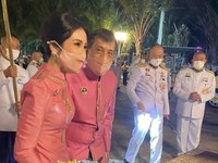 Potret Raja Thailand & Selir Sineenat Makin Mesra di Publik